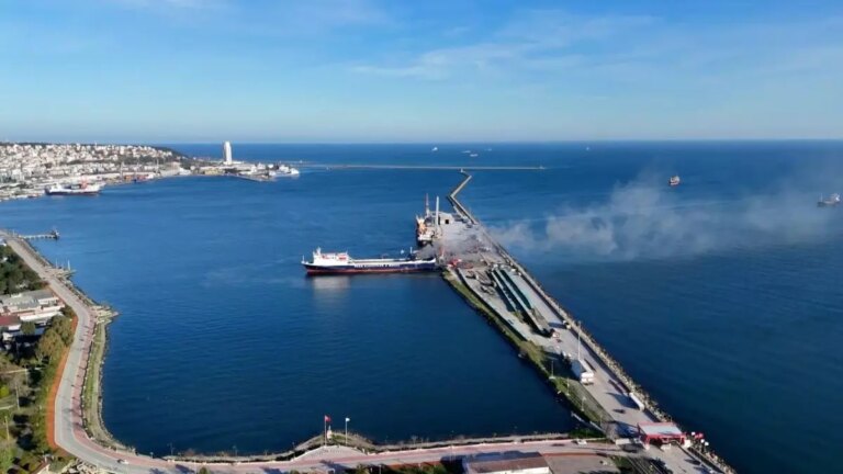 samsun-limaninda-yangin-cikan-geminin-tamiri-icin-sorusturma-bekleniyor-gLttCJdl.jpg