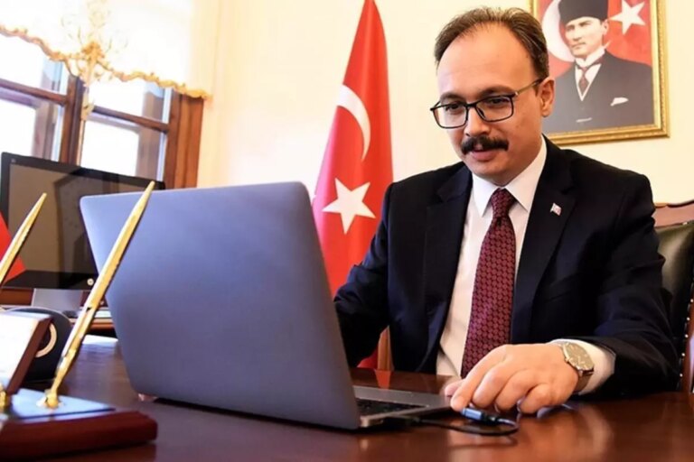 siirt-belediyesi-binasina-kayyum-karari-sonrasi-turk-bayragi-asildi-JcKLtlB7.jpg