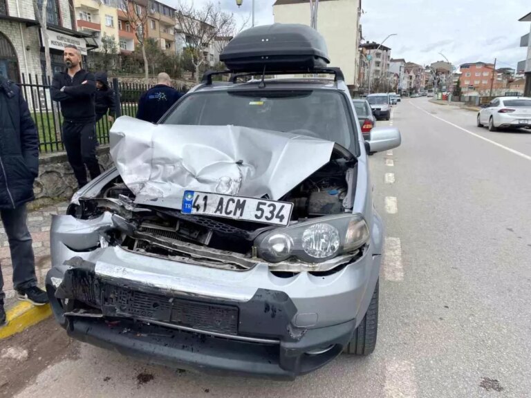 kocaelide-park-halindeki-kamyonete-carpan-otomobilde-cocuk-yaralandi-RcEpEUer.jpg