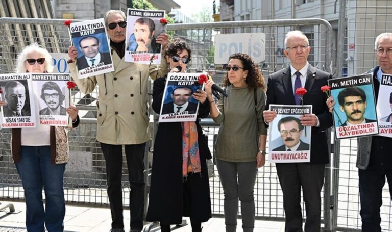 erdogan-ve-bakan-yerlikayaya-barikatlar-kaldirilsin-cagrisi-cumartesi-anneleri-1048-haftada-kadir-keremoglu-icin-adalet-istedi-IjVQU2an.jpg