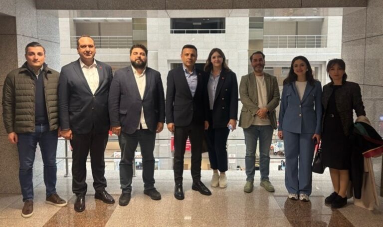 gencler-hakim-karsisinda-durusmaya-katilan-ozgur-celikten-dayanisma-mesaji-mGaiapDO.jpg