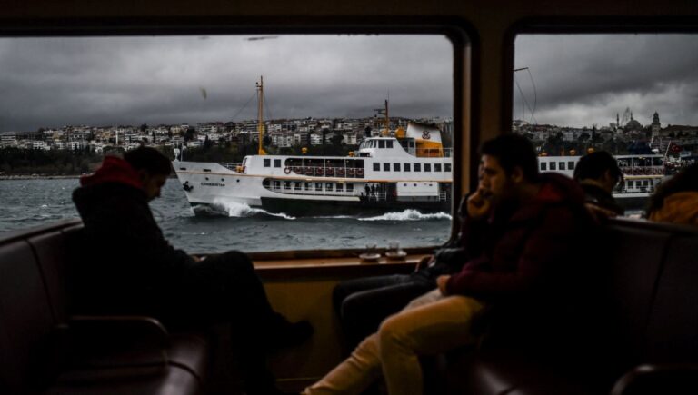 istanbul-valiligi-saat-verip-uyardi-istanbulda-firtinaya-dikkat-nRA1jGVL.jpg