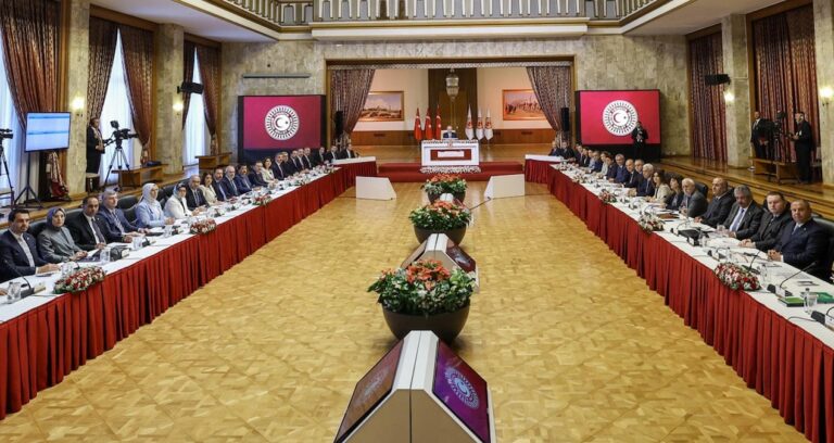 dem-partiden-komisyon-aciklamasi-sen-ben-kisir-dongusune-dusulmesin-6grC6M82.jpg
