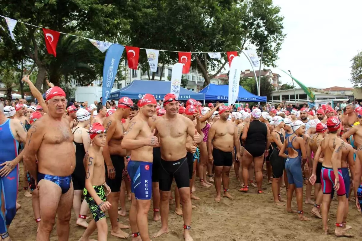 Körfezde Açık Su Yüzme Yarışı Düzenlendi