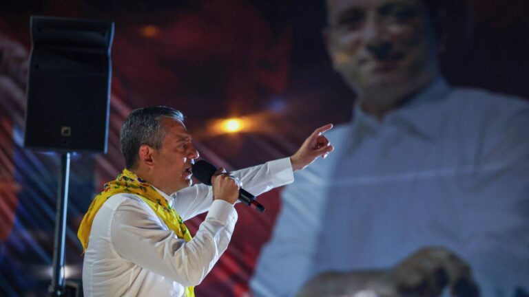 ozgur-ozel-kirsehirde-tarihe-yillarca-iktidar-kalmis-birisi-olarak-gecmek-varken-darbeci-olarak-gec-gecmenin-sonu-tayyip-istifa-sloganidir-iste-Wy7IqJdg.jpg