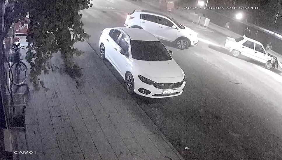 Yayalara yol vermek istedi, arkadan çarptılar