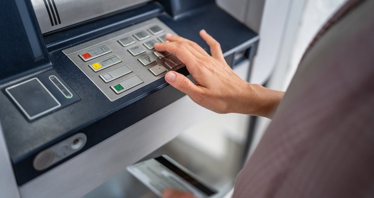 ATM’de basmayı unuttuğu tuş yüzünden bir tomar parası gitti!