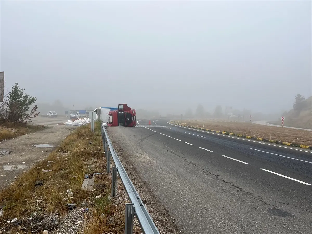 Çerkeş’te Tır Devrildi, Sürücü Yaralandı