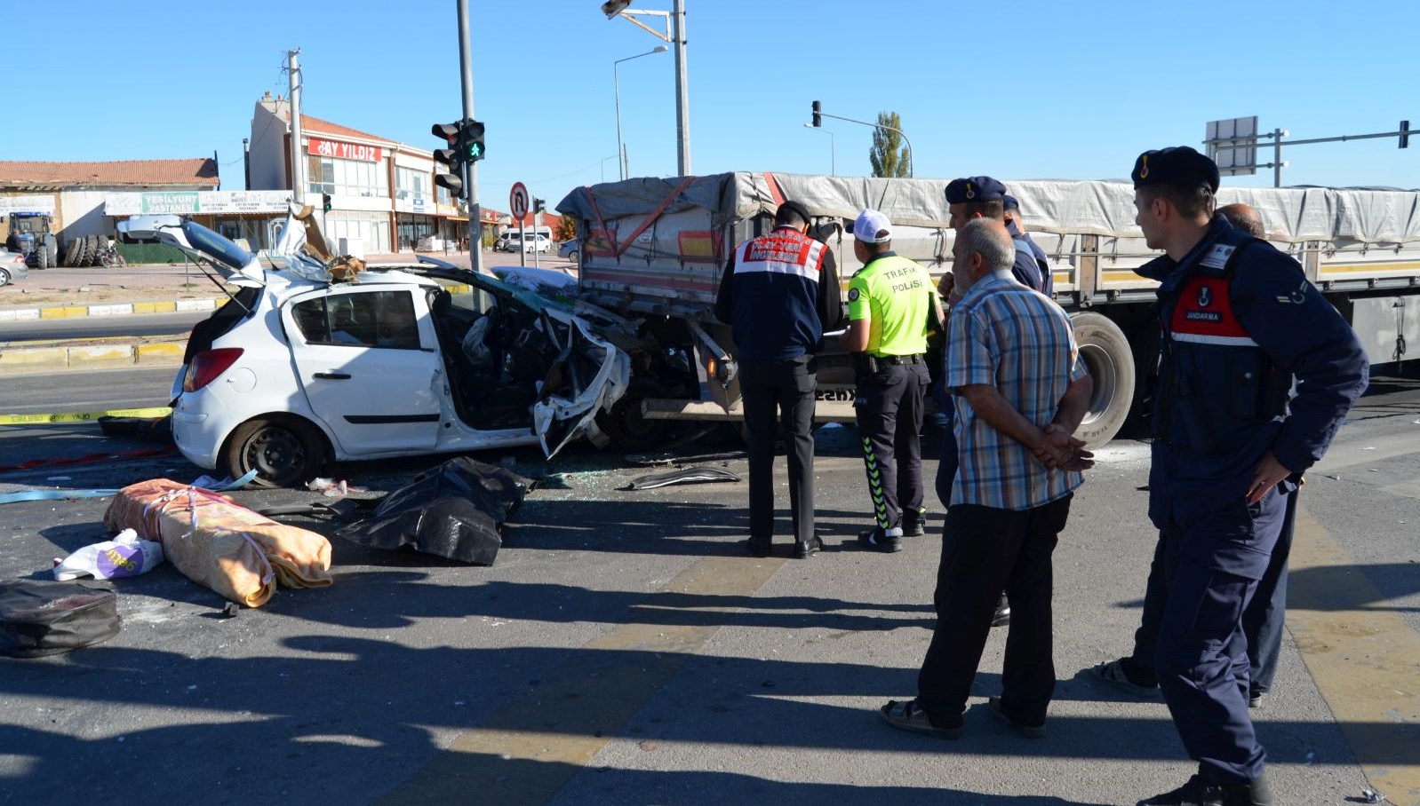 Kırmızı ışıkta feci son: Anne öldü, oğlu yaralı