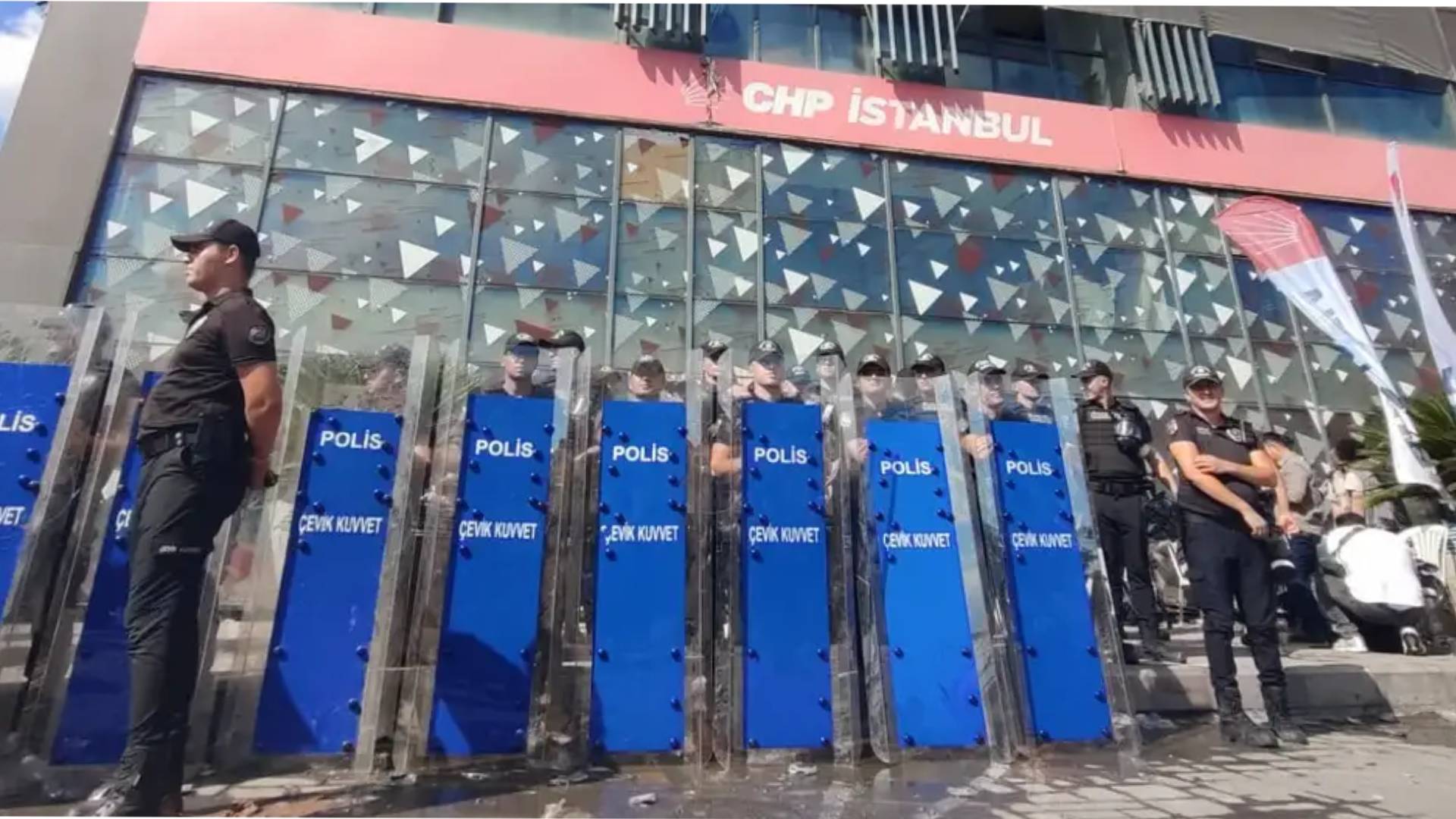 Mahkeme CHP İstanbul İl Kongresi için durdurma talep etti; YSK ‘devam’ dedi: Çabalar sonuçsuz kalacak, demokrasi kazanacak!