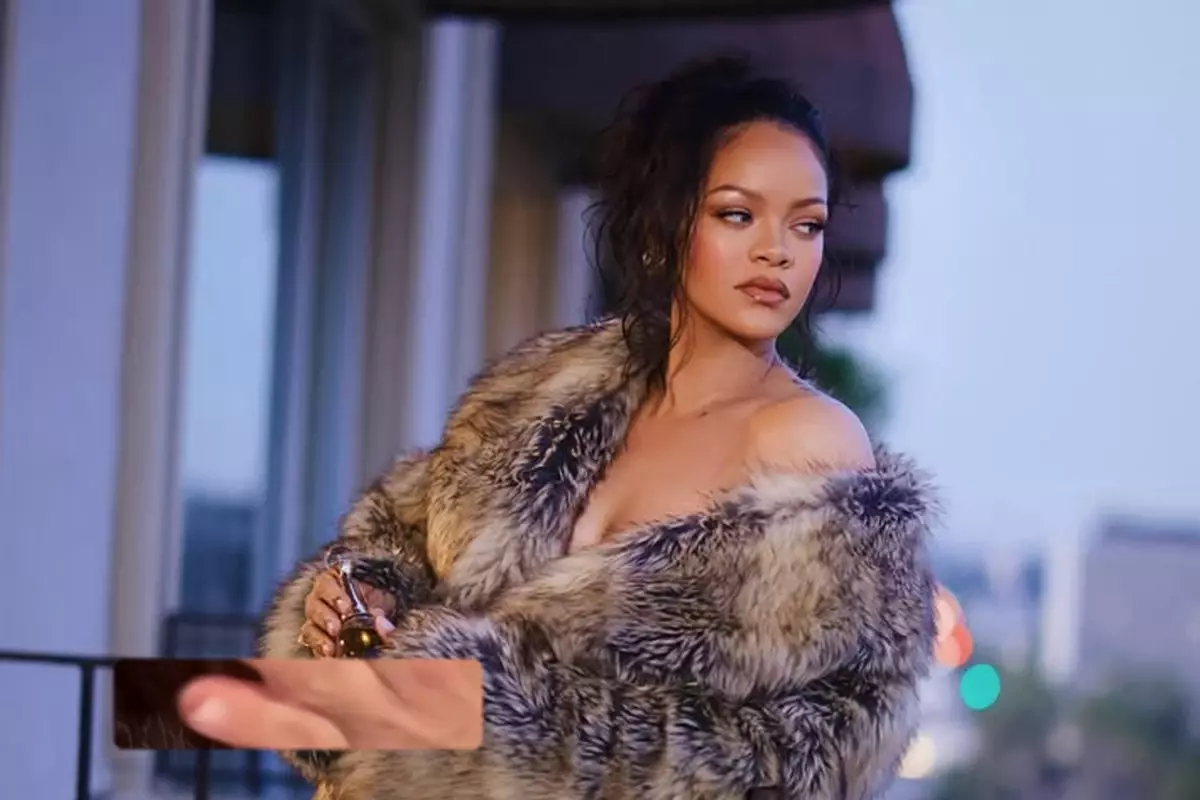 Üçüncü kez anne olan Rihanna, bebeğini ilk kez gösterdi