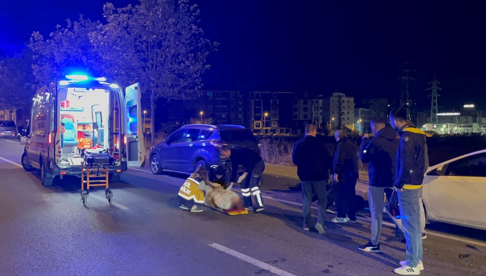 Ehliyetsiz sürücü park halindeki otomobile çarptı