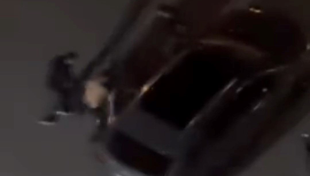 Komşular yumruk yumruğa birbirine girdi