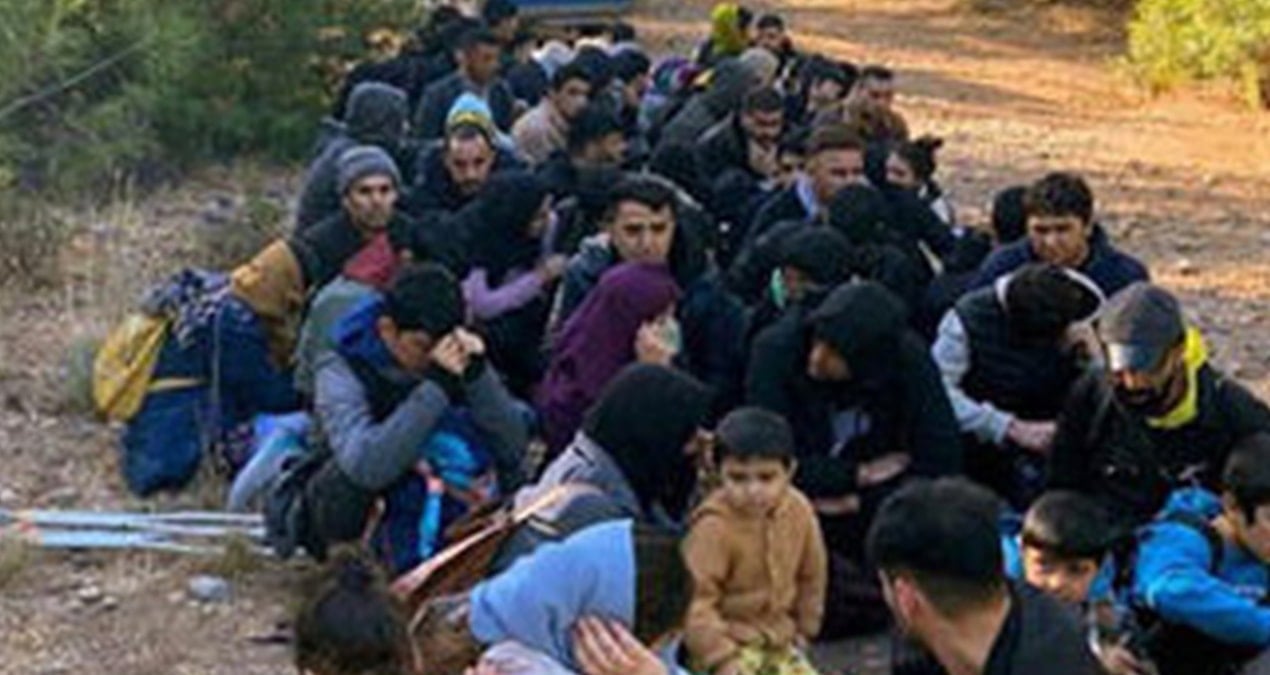 Ormanda göçmen ve kaçakçılar yakalandı