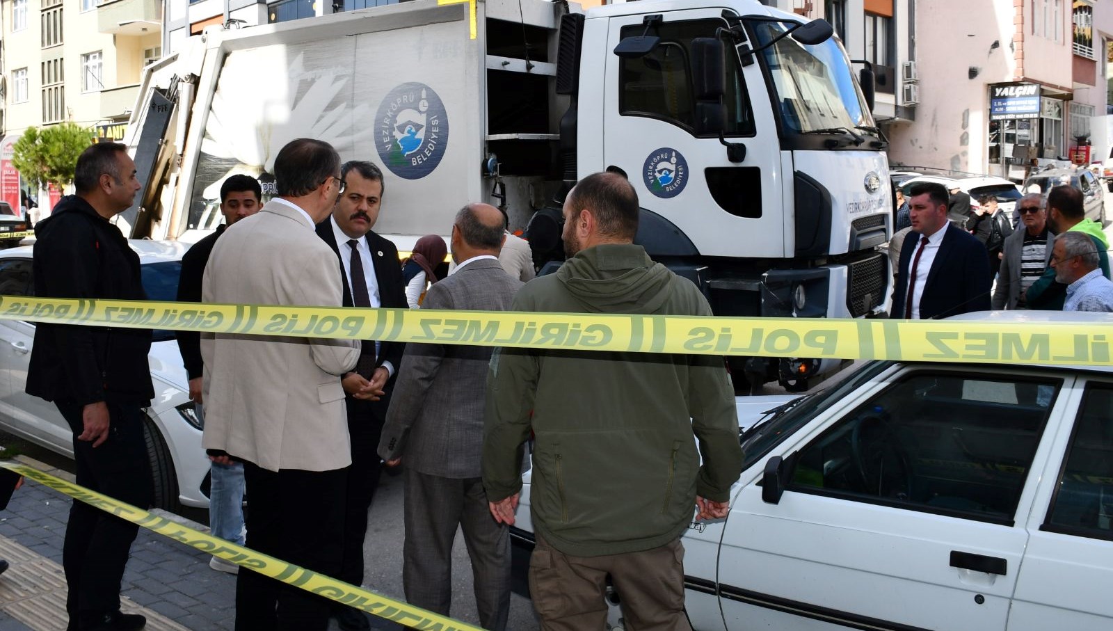 Yaşlı adam çöp kamyonunun altında kaldı