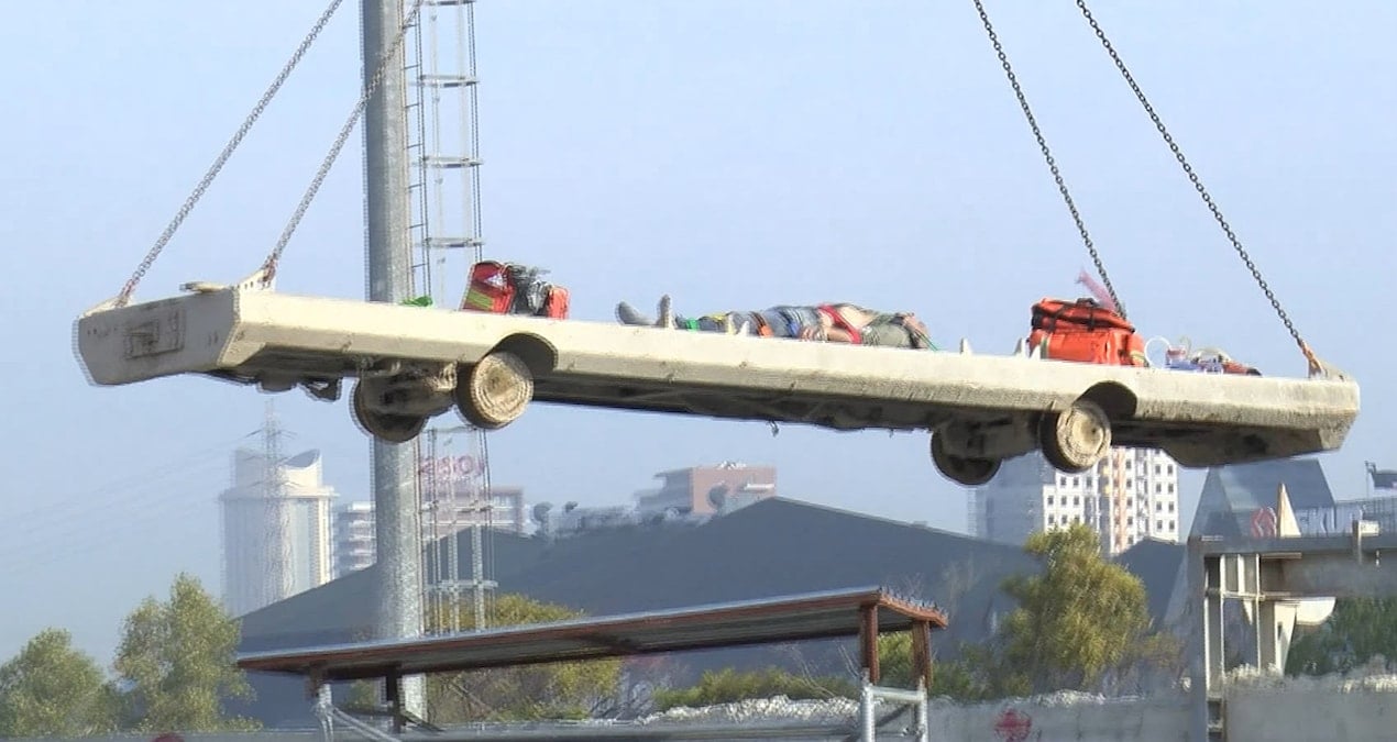 18 metrelik tünelden vinçle çıkarıldı