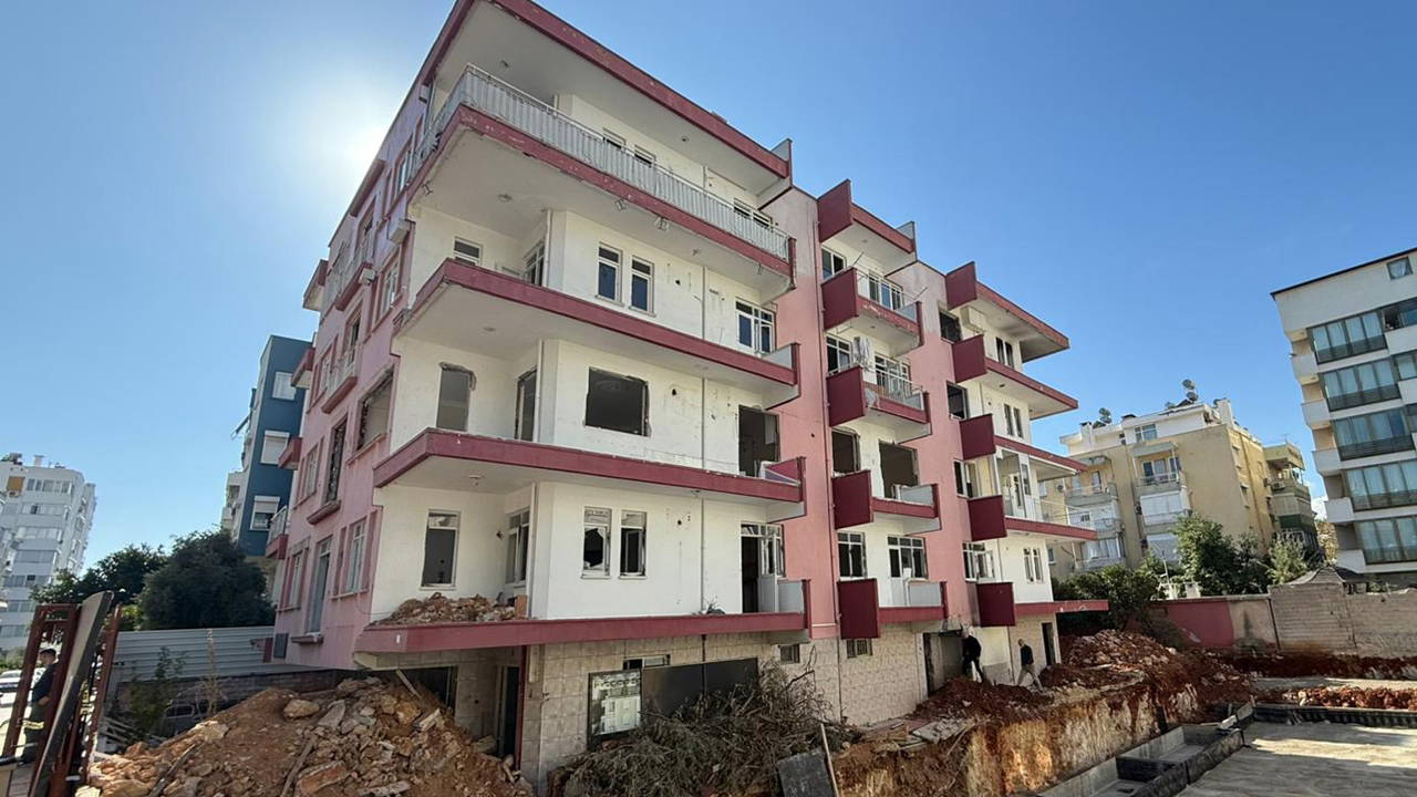 4 katlı metruk binada yangın: 1 erkek cesedi bulundu!