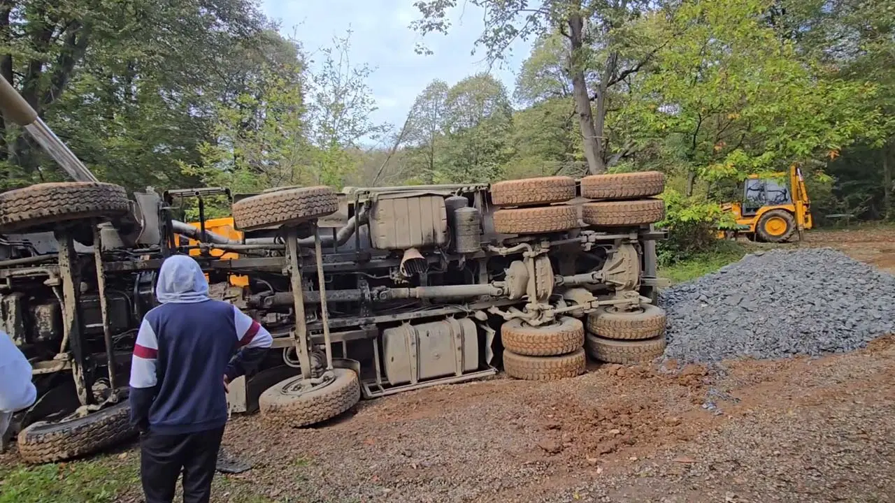 Beykoz’da mıcır yüklü kamyon devrildi; şoför yaralandı