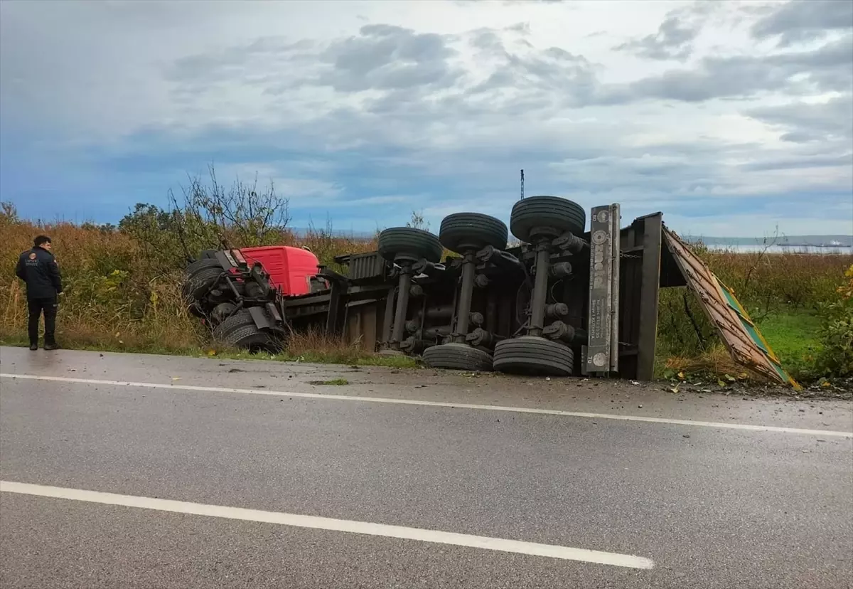 Çanakkale’de Tır Devrildi, Sürücü Yaralandı