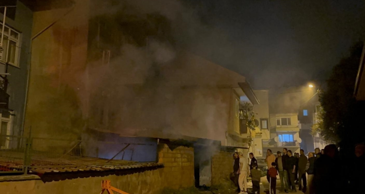 Depoda çıkan yangında, traktör ve tarım malzemeleri kül oldu