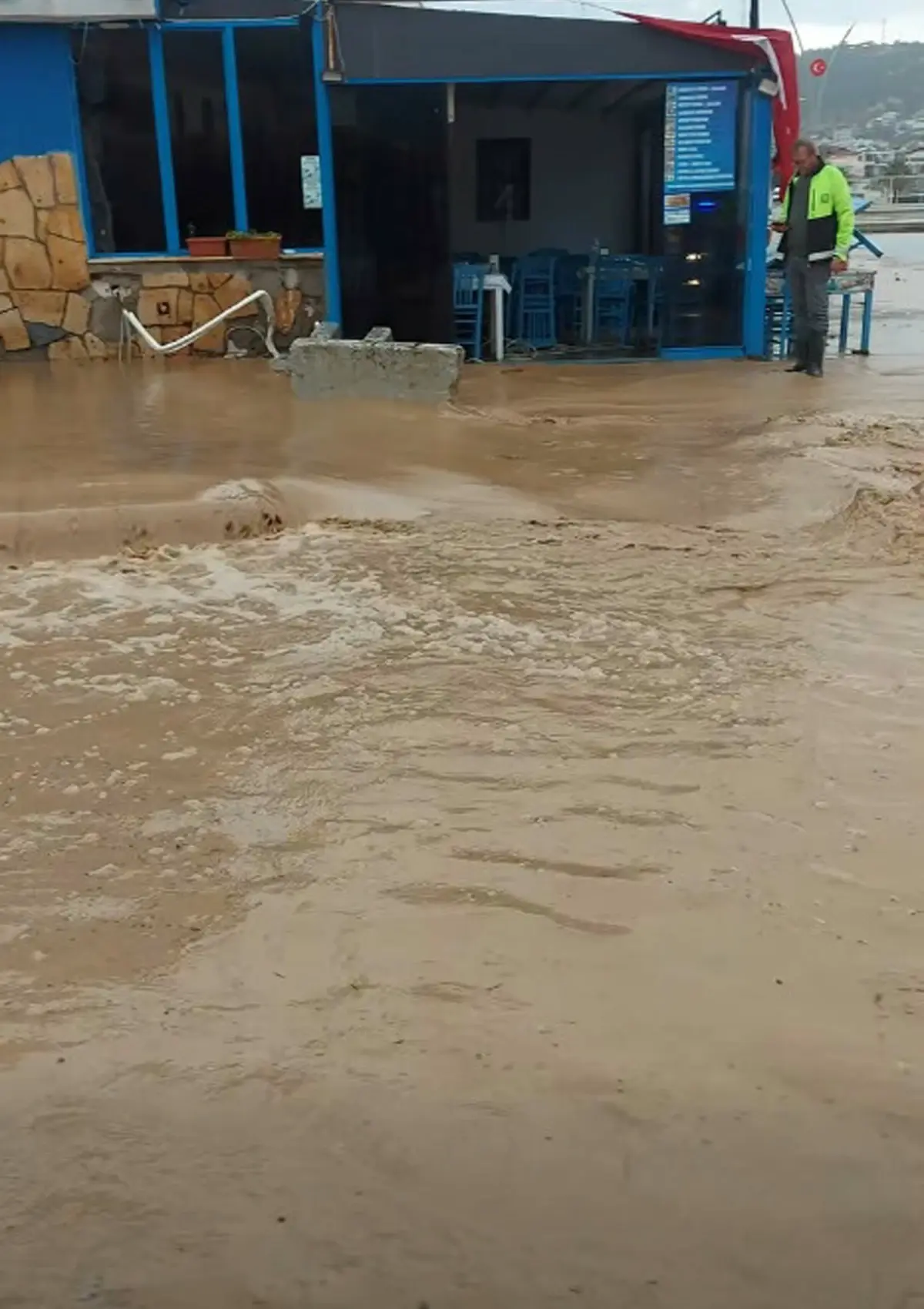 Foça’da Sağanak Yağış Hayatı Olumsuz Etkiledi