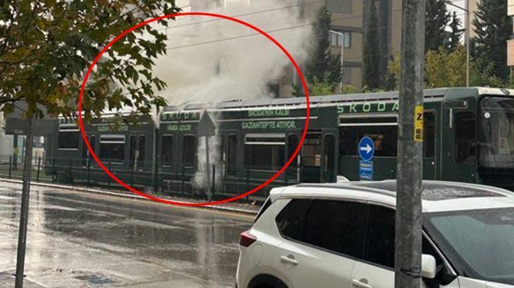 Gaziantep’te yolcuların olduğu tramvaya yıldırım isabet etti