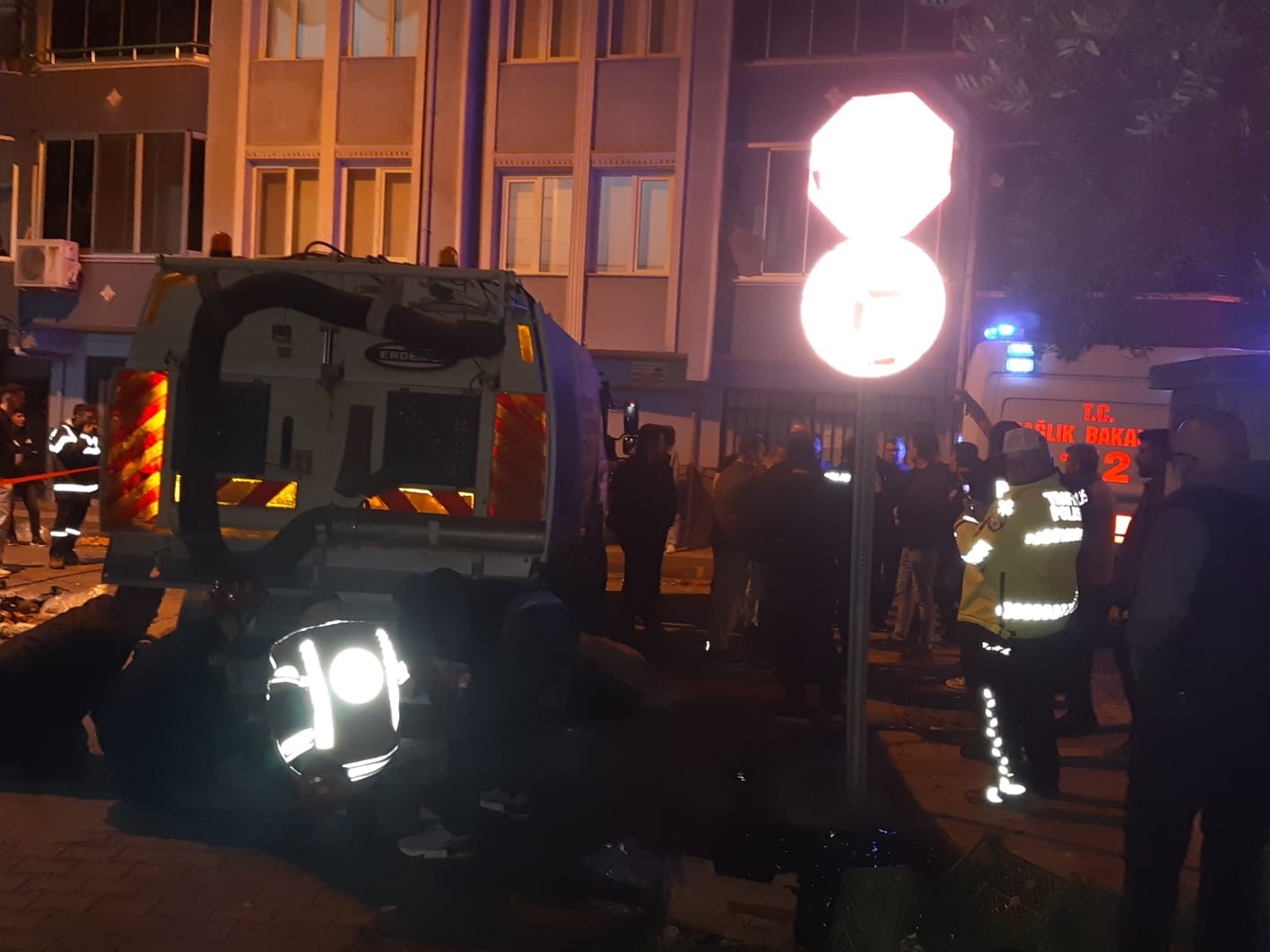 Geri manevra yapan çöp kamyonu can aldı