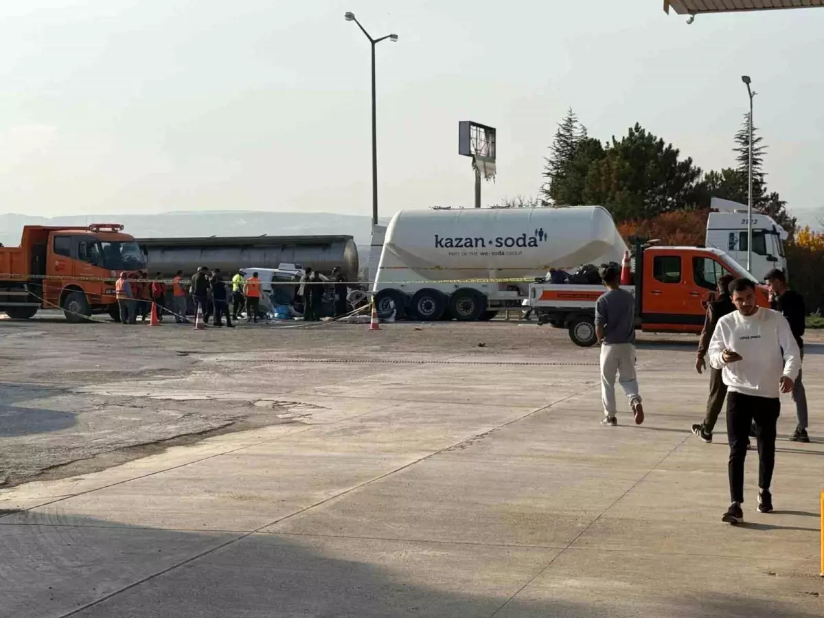 Kahramankazan’da Otomobilin Tırla Çarpması Sonucu 3 Kişi Hayatını Kaybetti