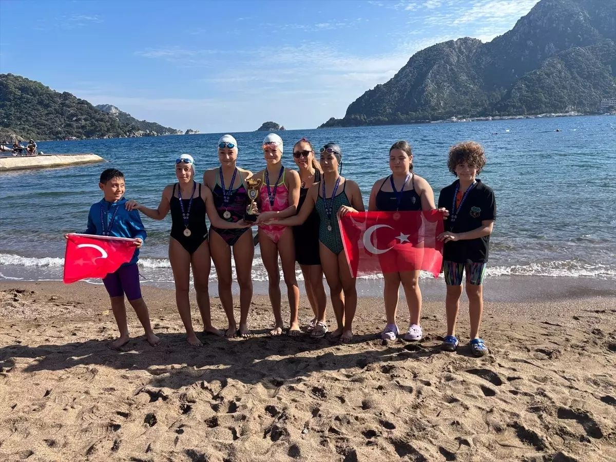 Marmaris’te Atatürk anısına yüzme etkinliği düzenlendi