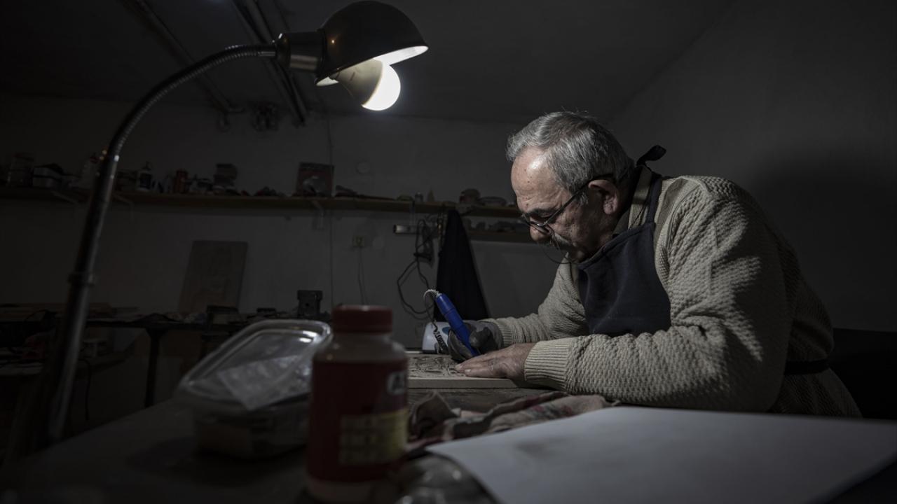 40 yıl hekimlik yaptı, şimdi oltu tozuyla ahşap oymacılığında çığır açıyor!