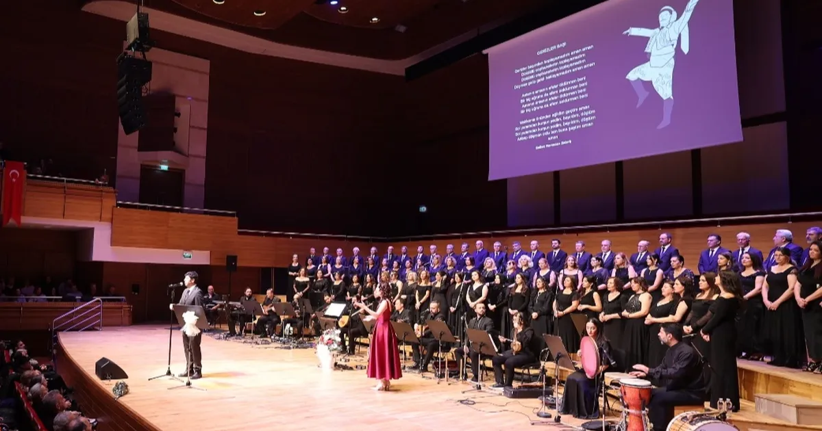 Bedia Akartürk’ten İzmirlilere türkü sürprizi