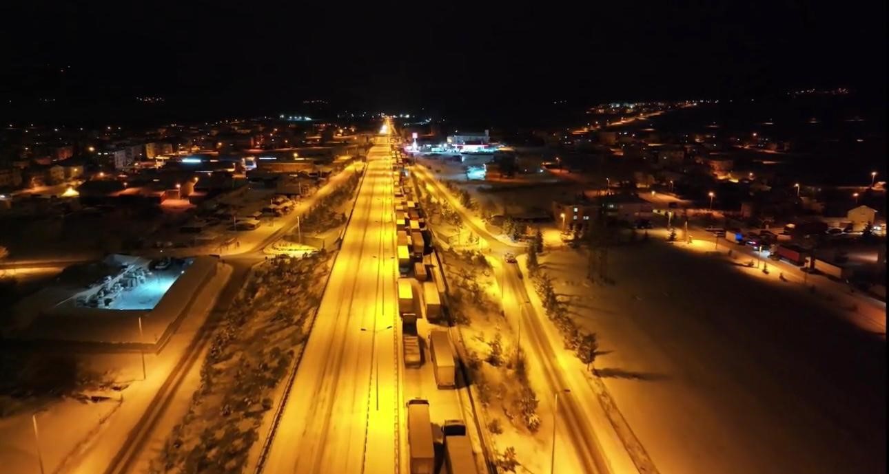 D-100 karayolunda kar çilesi. Onlarca araç mahsur kaldı