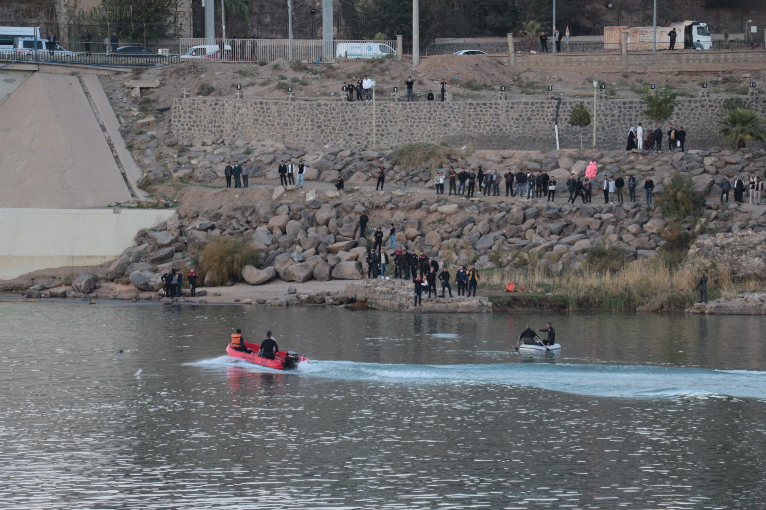 Düşen terliğini almak isterken suya düşen çocuk kayboldu
