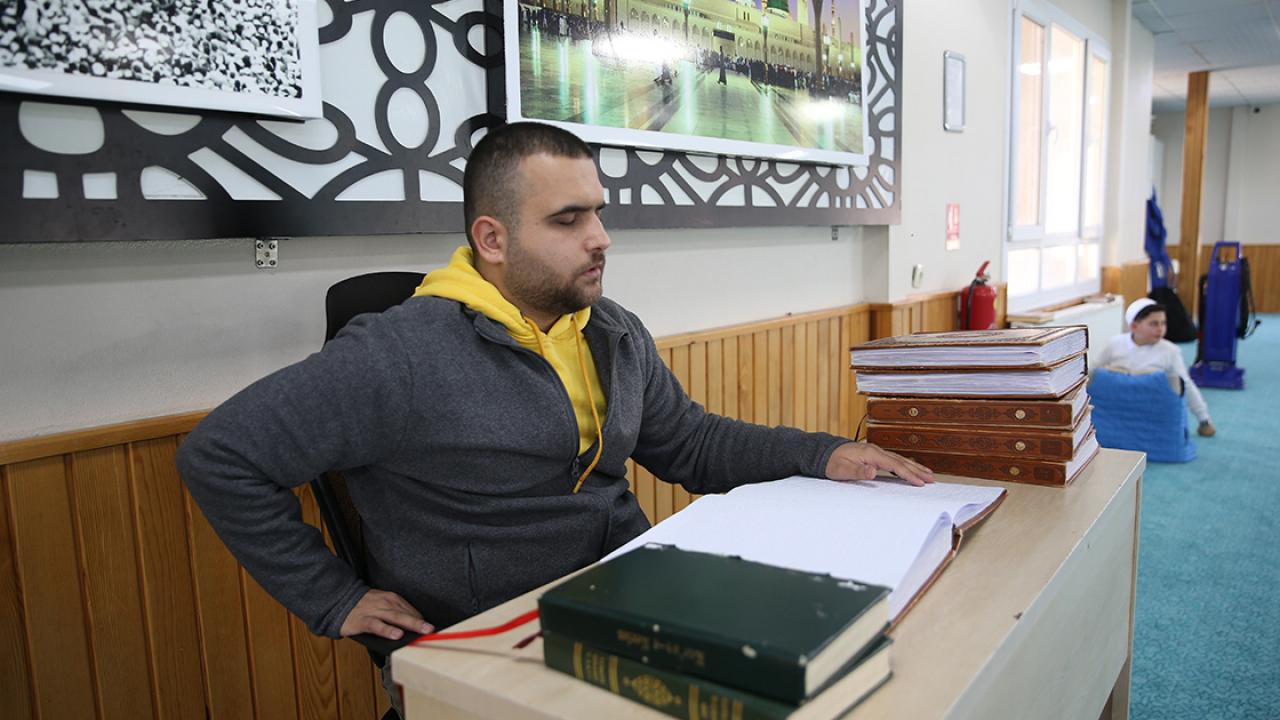 Görme engelli hafız öğrencileri Kur’an-ı Kerim ile tanıştırıyor