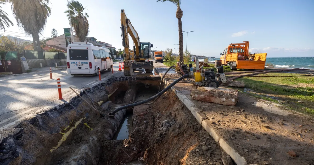 İzmir Mithatpaşa’da ana boru arızası için İZSU seferber oldu