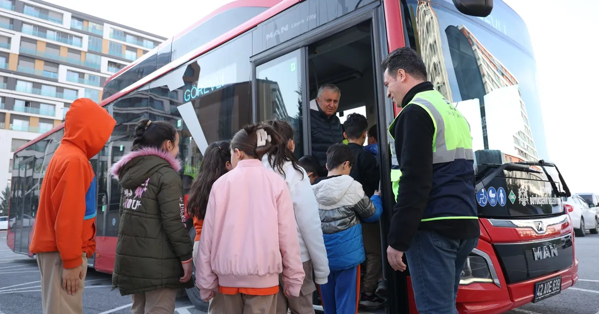 Konyalı öğrenciler nezaketi bu otobüste öğreniyor