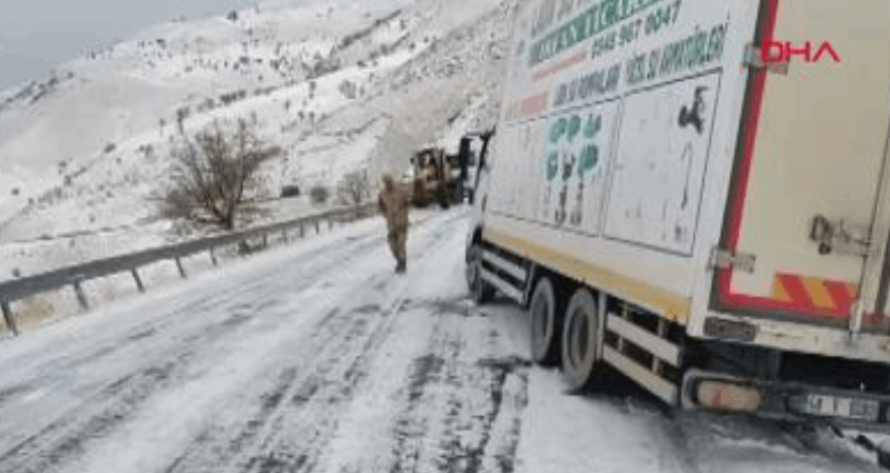 Muş’ta yolda kalan 20 araç kurtarıldı