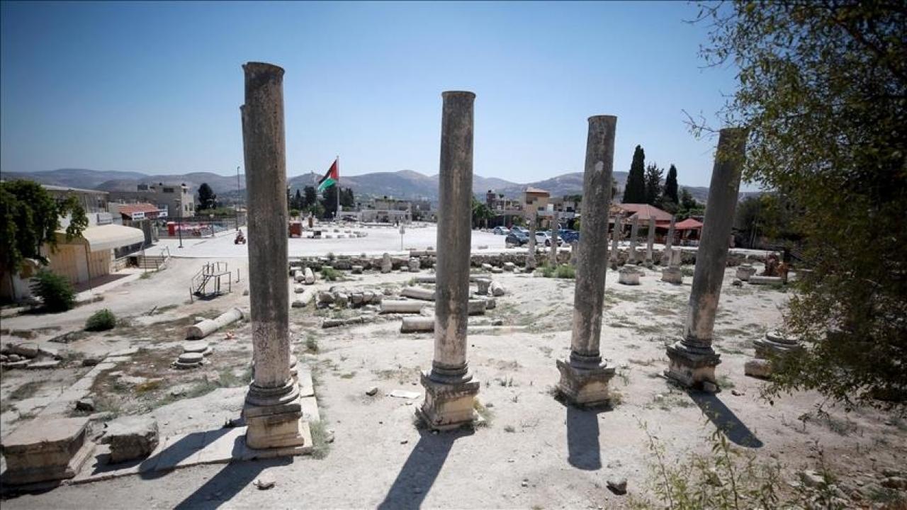Ramallah’ta tarihi eser rezaleti! İsrail ordusu Bizans sütunlarını vinçle gasp etti