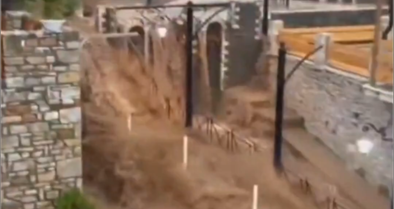 Yunanistan’ı sel götürüyor: Okullar kapatıldı, hükümet uyarı yaptı