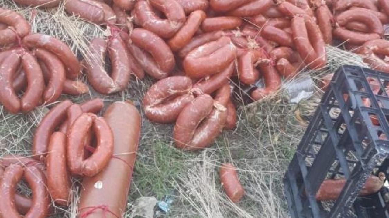 Yüzlerce kilo et ürünü boş araziye atıldı