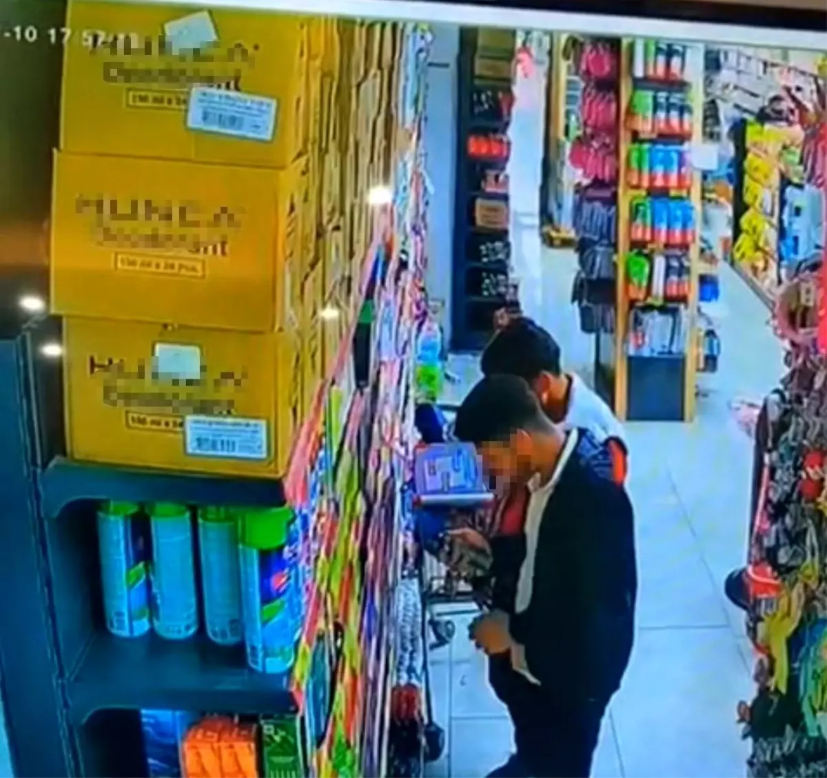 Adana’da Parfüm Hırsızları Kamerada