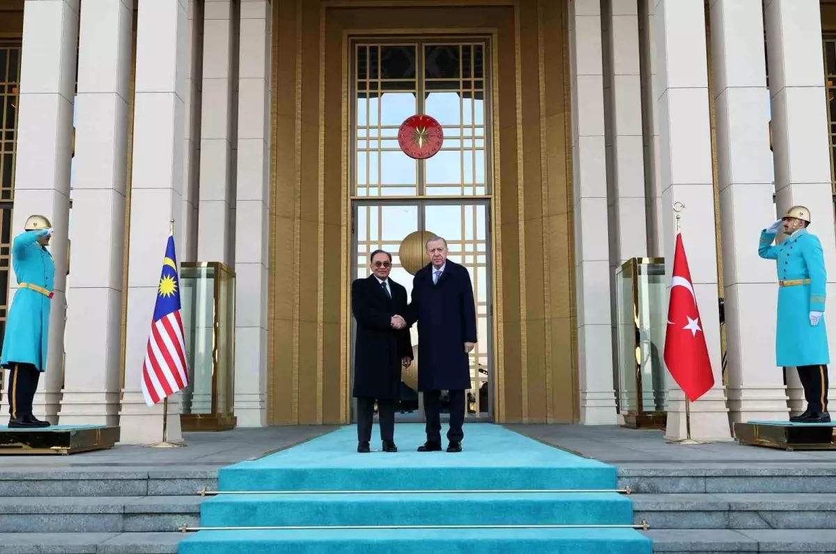 Cumhurbaşkanı Erdoğan, Malezya Başbakanı Enver İbrahim’i törenle karşıladı