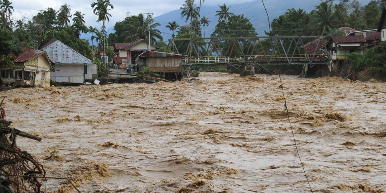 Endonezya’da şiddetli yağışlar sele döndü: 16 kişi öldü
