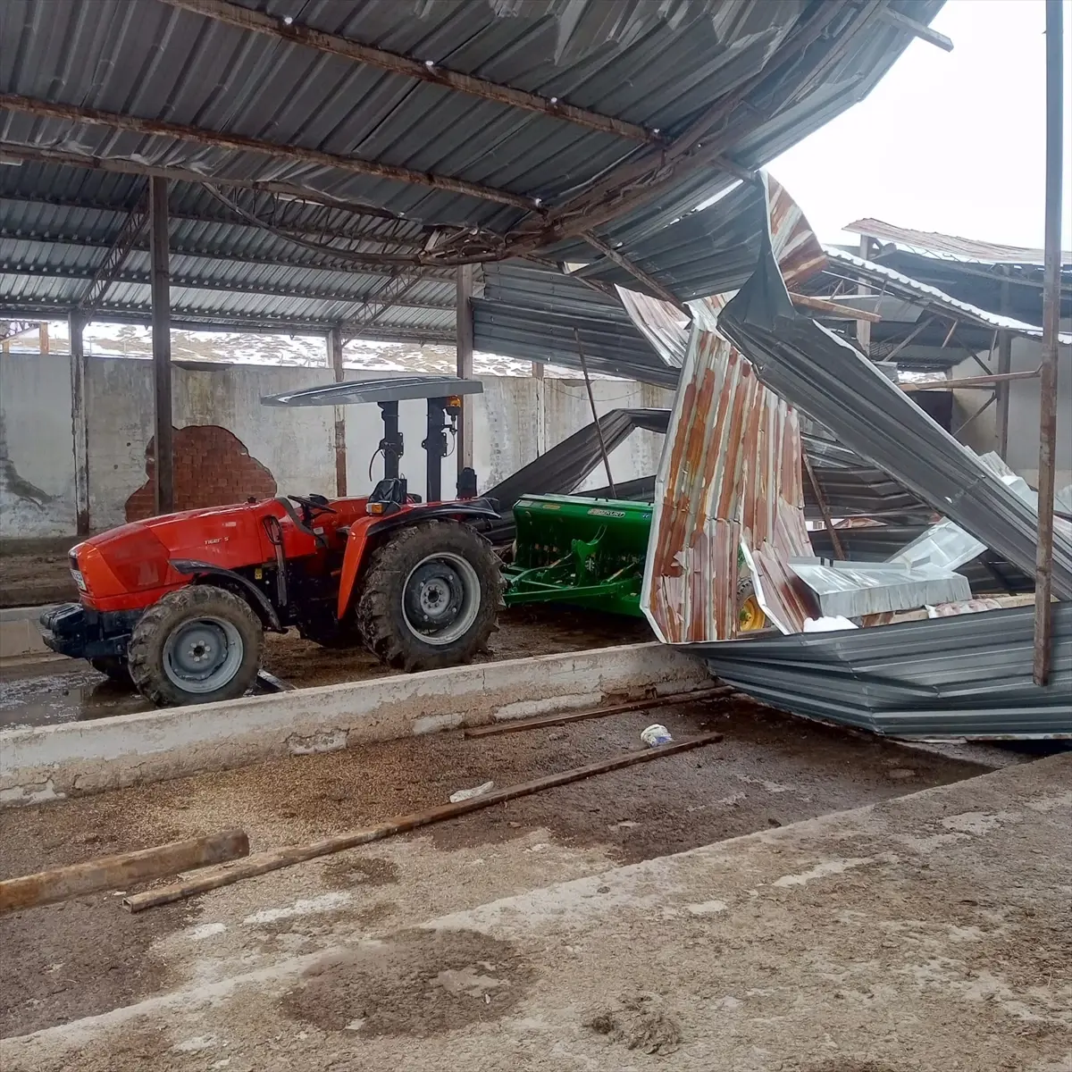 Kar Yağışı Mandırayı Vurdu