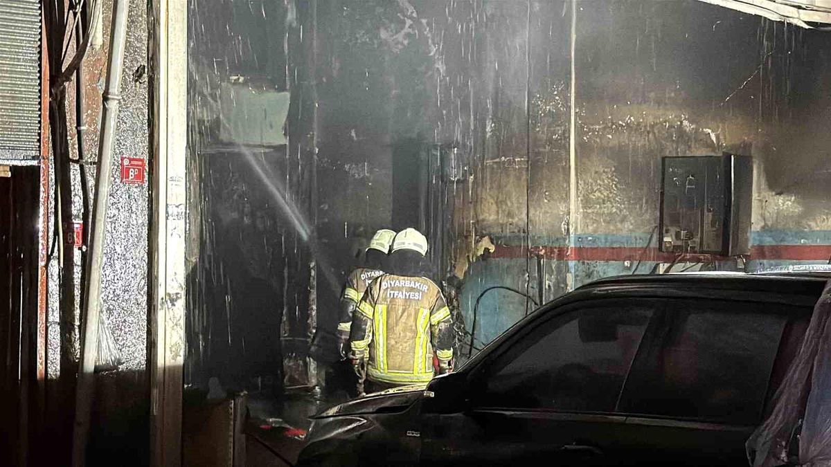 Diyarbakır’da Oto Tamir Atölyesinde Yangın Meydana Geldi